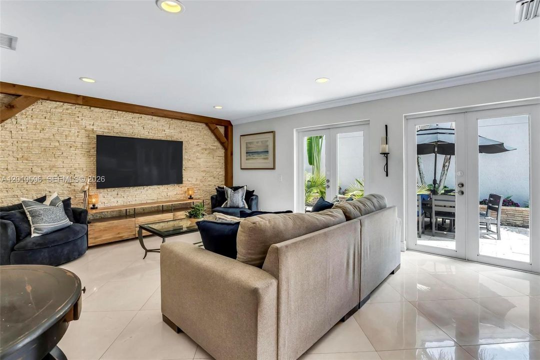 Activo con contrato: $825,000 (4 camas, 2 baños, 2476 Pies cuadrados)