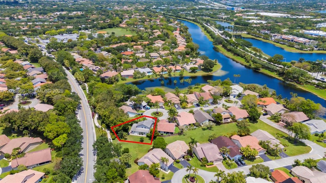 Activo con contrato: $825,000 (4 camas, 2 baños, 2476 Pies cuadrados)