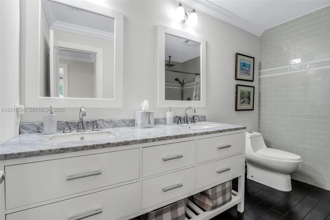 Activo con contrato: $825,000 (4 camas, 2 baños, 2476 Pies cuadrados)