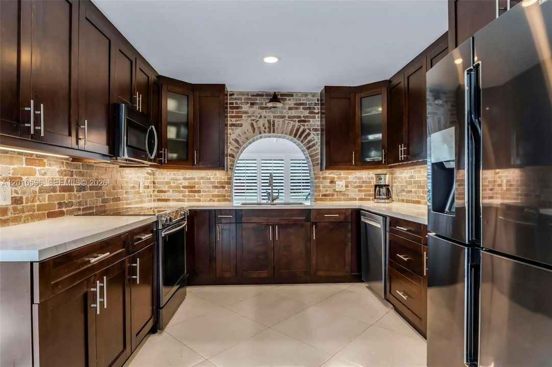 Activo con contrato: $825,000 (4 camas, 2 baños, 2476 Pies cuadrados)