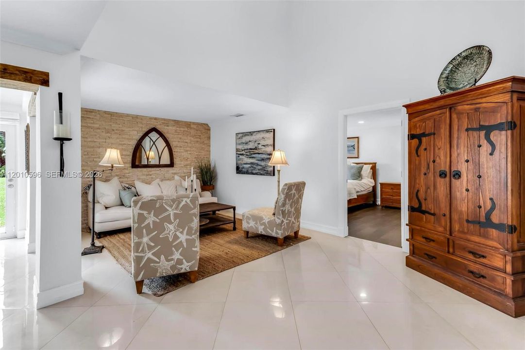 Activo con contrato: $825,000 (4 camas, 2 baños, 2476 Pies cuadrados)