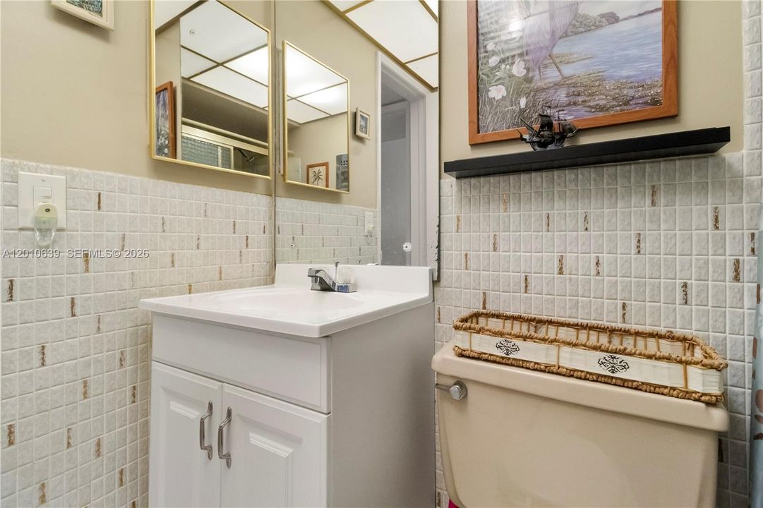For Sale: $225,000 (1 beds, 1 baths, 890 Square Feet)