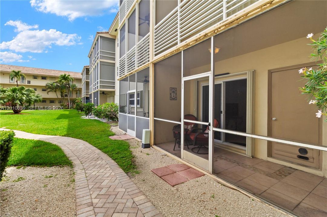 For Sale: $225,000 (1 beds, 1 baths, 890 Square Feet)