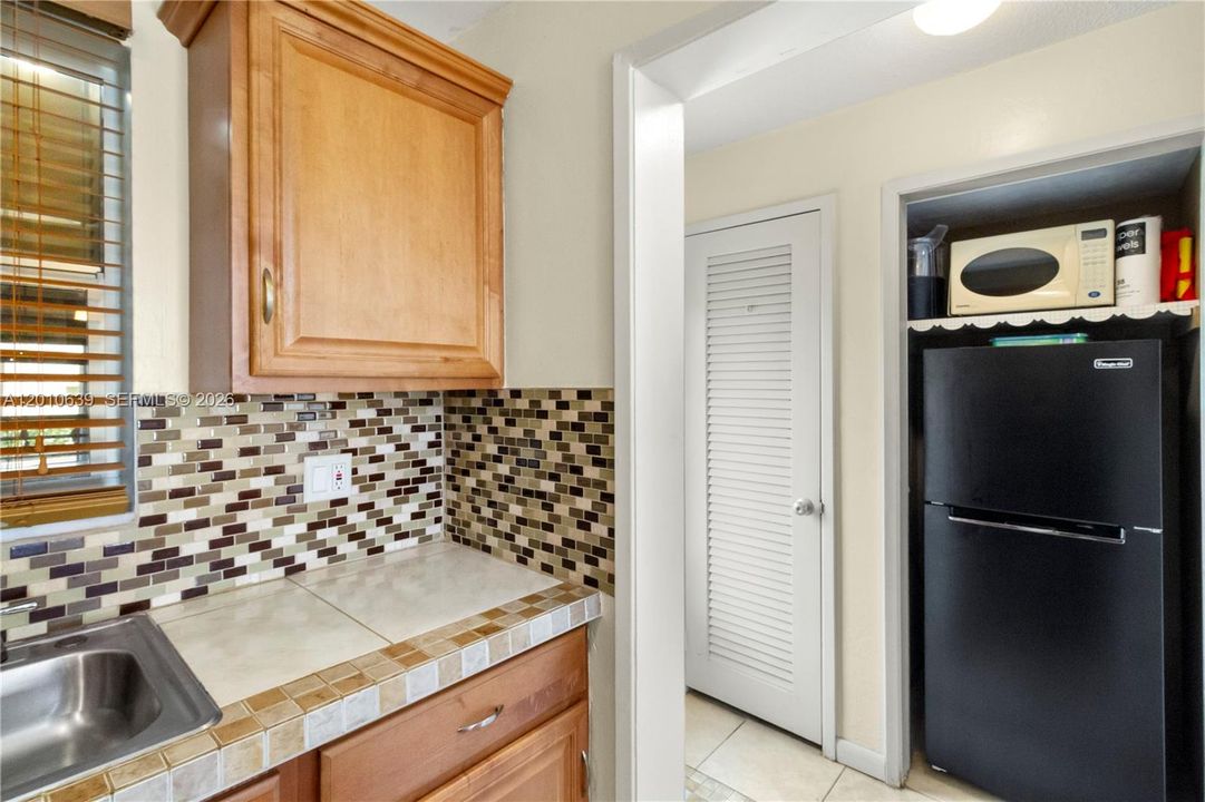 For Sale: $225,000 (1 beds, 1 baths, 890 Square Feet)