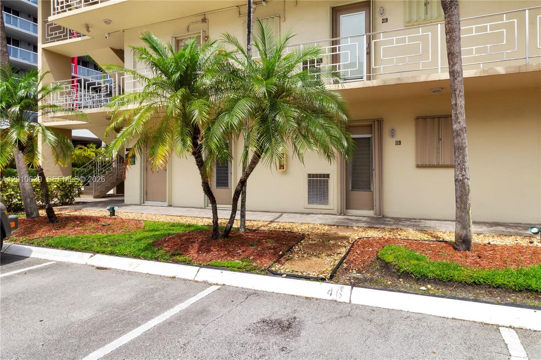 For Sale: $225,000 (1 beds, 1 baths, 890 Square Feet)