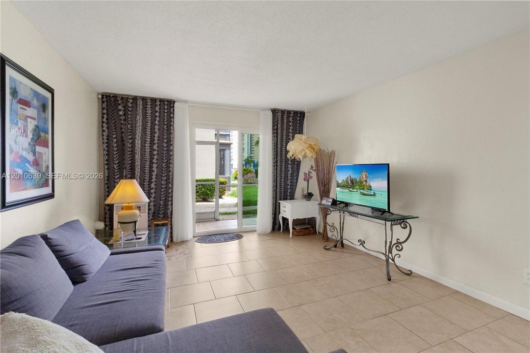 For Sale: $225,000 (1 beds, 1 baths, 890 Square Feet)