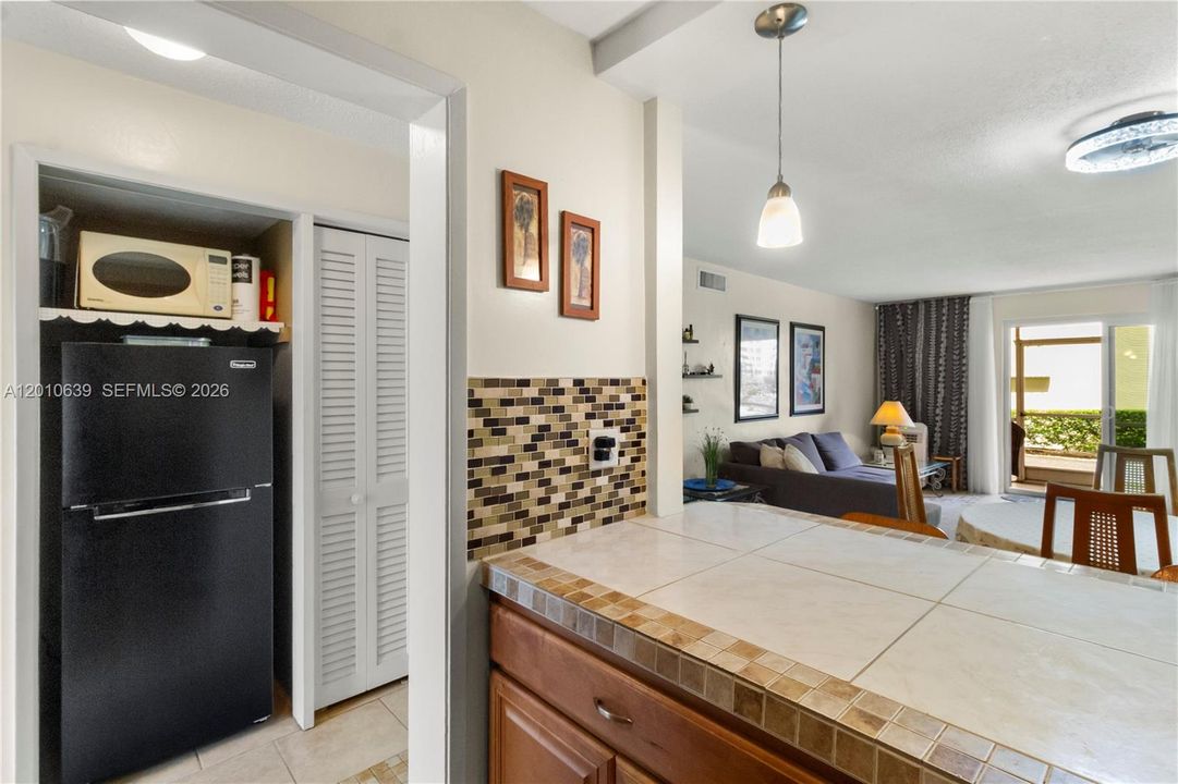 For Sale: $225,000 (1 beds, 1 baths, 890 Square Feet)