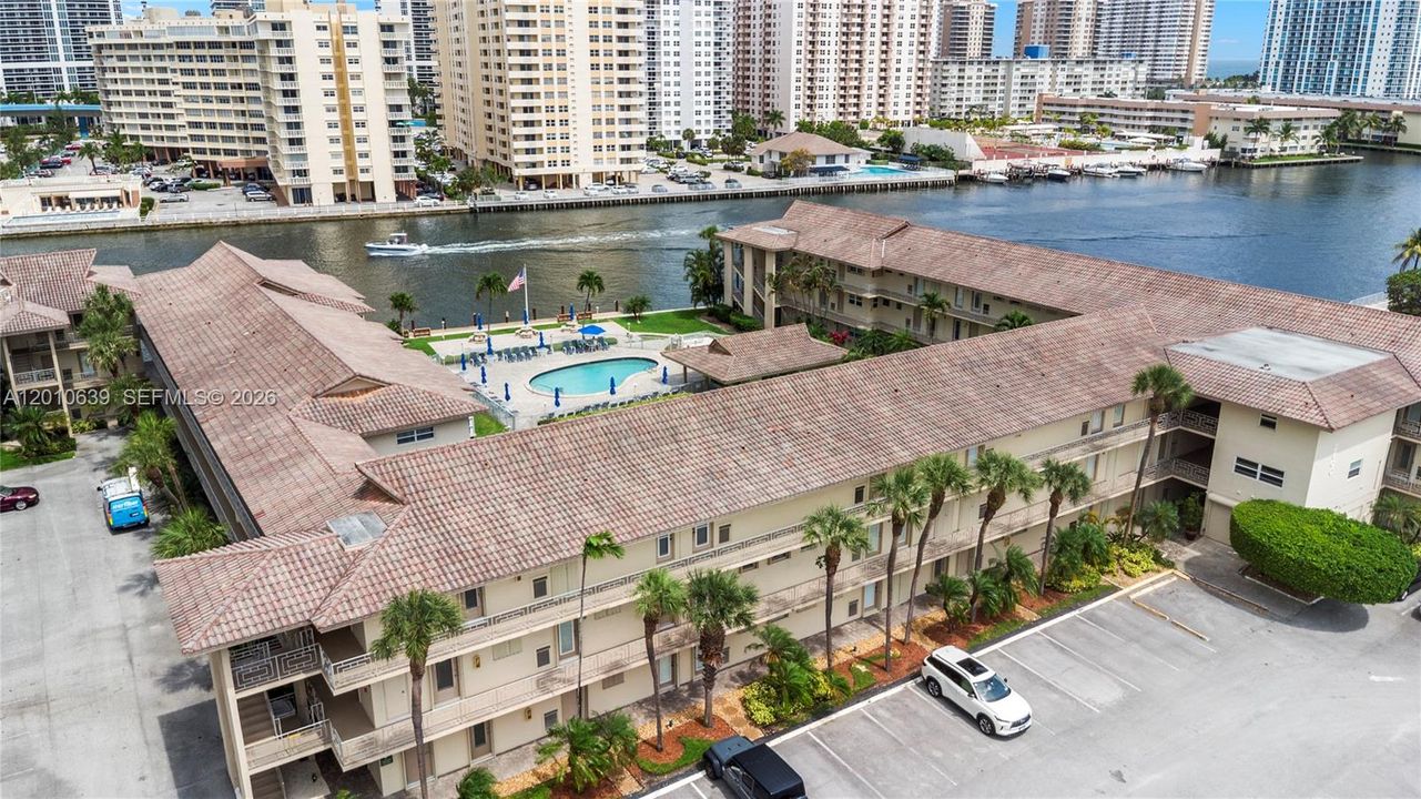 For Sale: $225,000 (1 beds, 1 baths, 890 Square Feet)