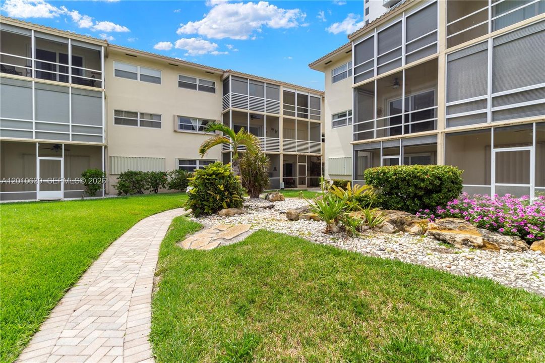 For Sale: $225,000 (1 beds, 1 baths, 890 Square Feet)