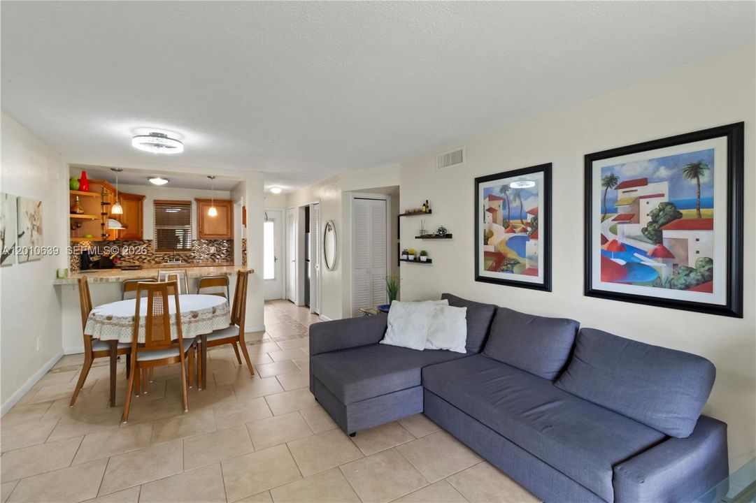 For Sale: $225,000 (1 beds, 1 baths, 890 Square Feet)
