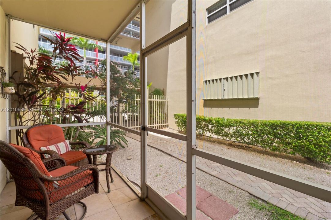 For Sale: $225,000 (1 beds, 1 baths, 890 Square Feet)