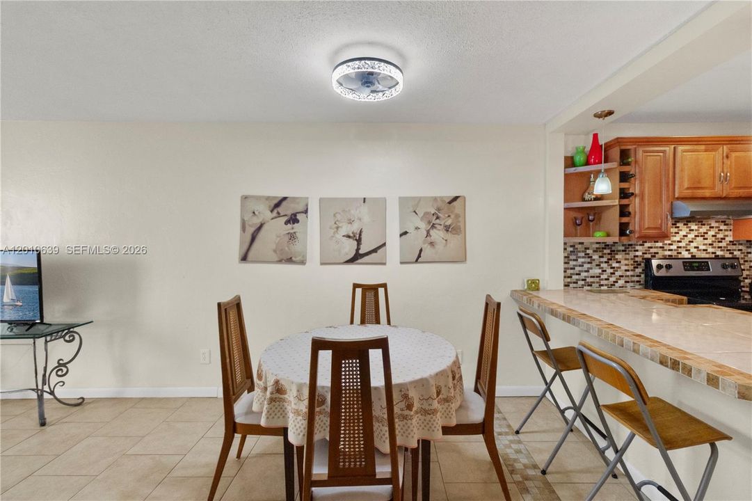 For Sale: $225,000 (1 beds, 1 baths, 890 Square Feet)