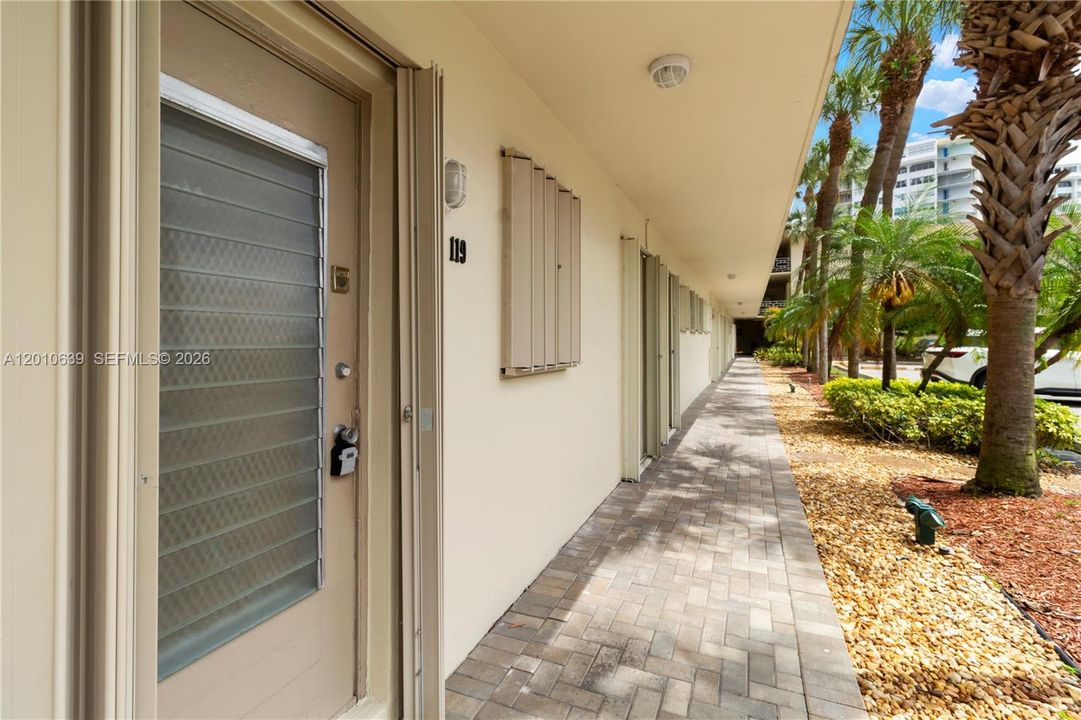 For Sale: $225,000 (1 beds, 1 baths, 890 Square Feet)