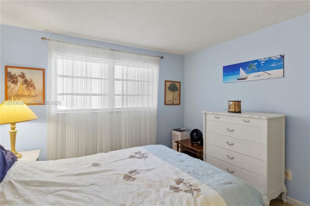 For Sale: $225,000 (1 beds, 1 baths, 890 Square Feet)