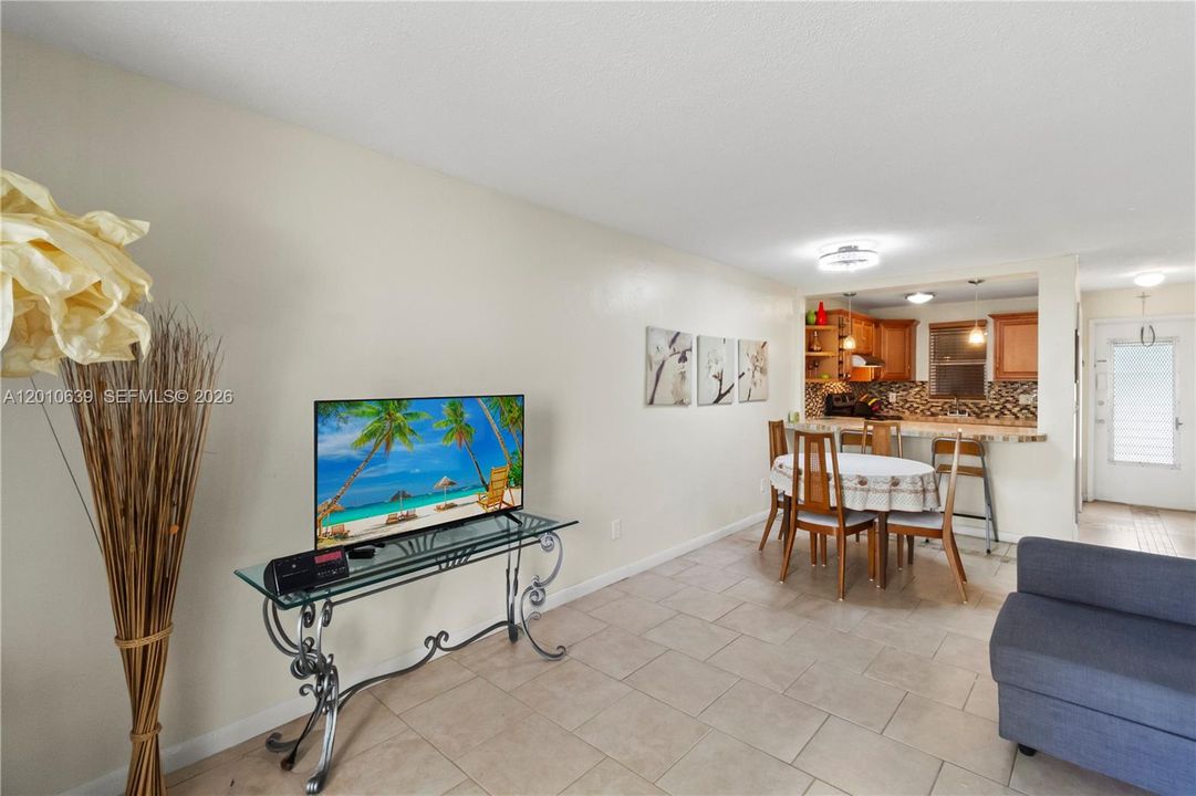 For Sale: $225,000 (1 beds, 1 baths, 890 Square Feet)
