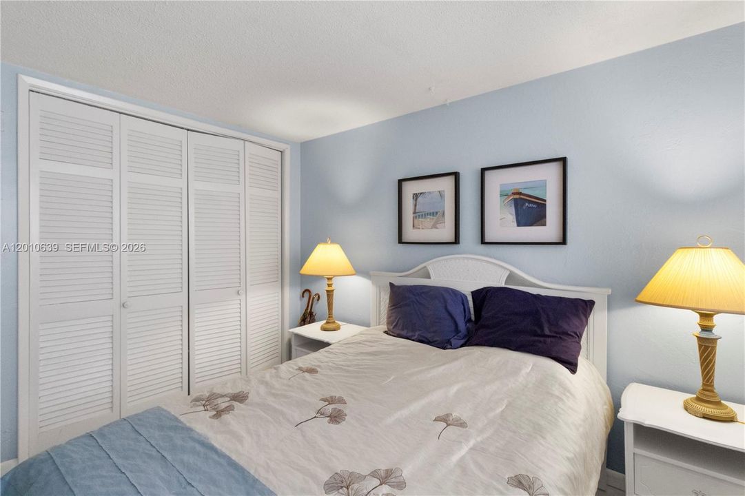 For Sale: $225,000 (1 beds, 1 baths, 890 Square Feet)