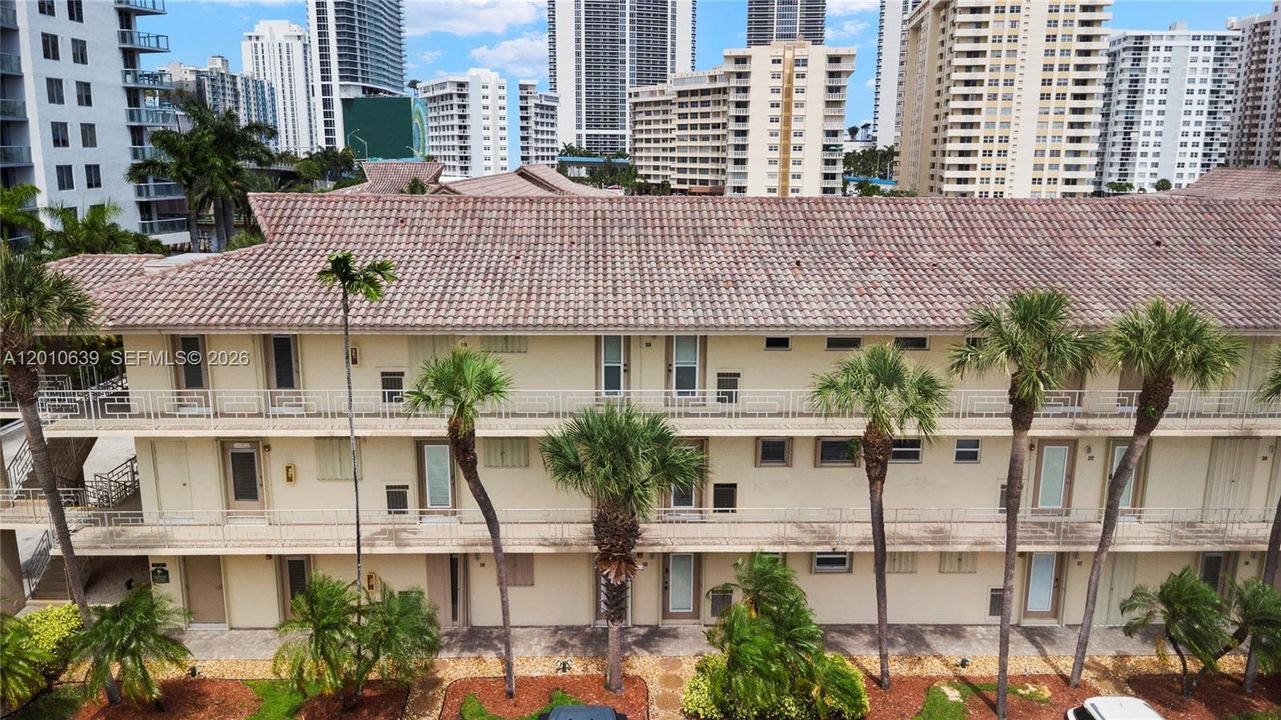 For Sale: $225,000 (1 beds, 1 baths, 890 Square Feet)