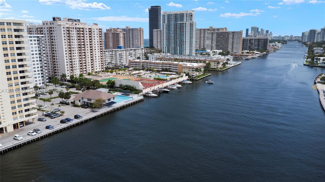 For Sale: $225,000 (1 beds, 1 baths, 890 Square Feet)