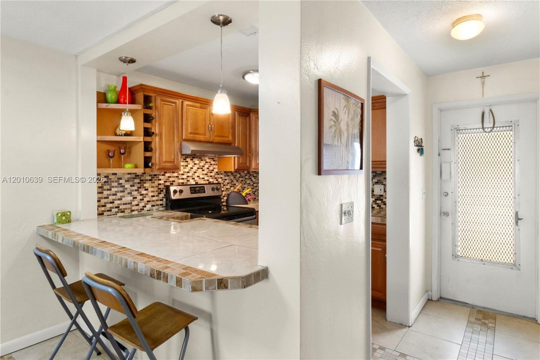 For Sale: $225,000 (1 beds, 1 baths, 890 Square Feet)
