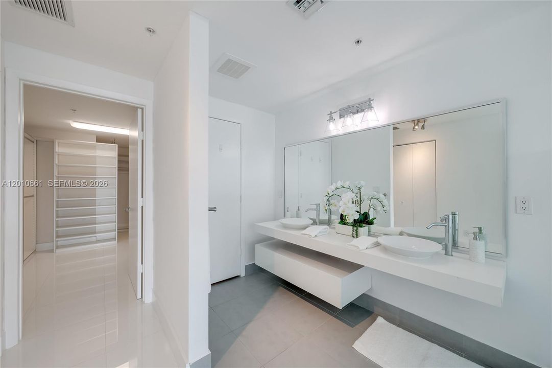 Activo con contrato: $1,490,000 (2 camas, 2 baños, 2048 Pies cuadrados)