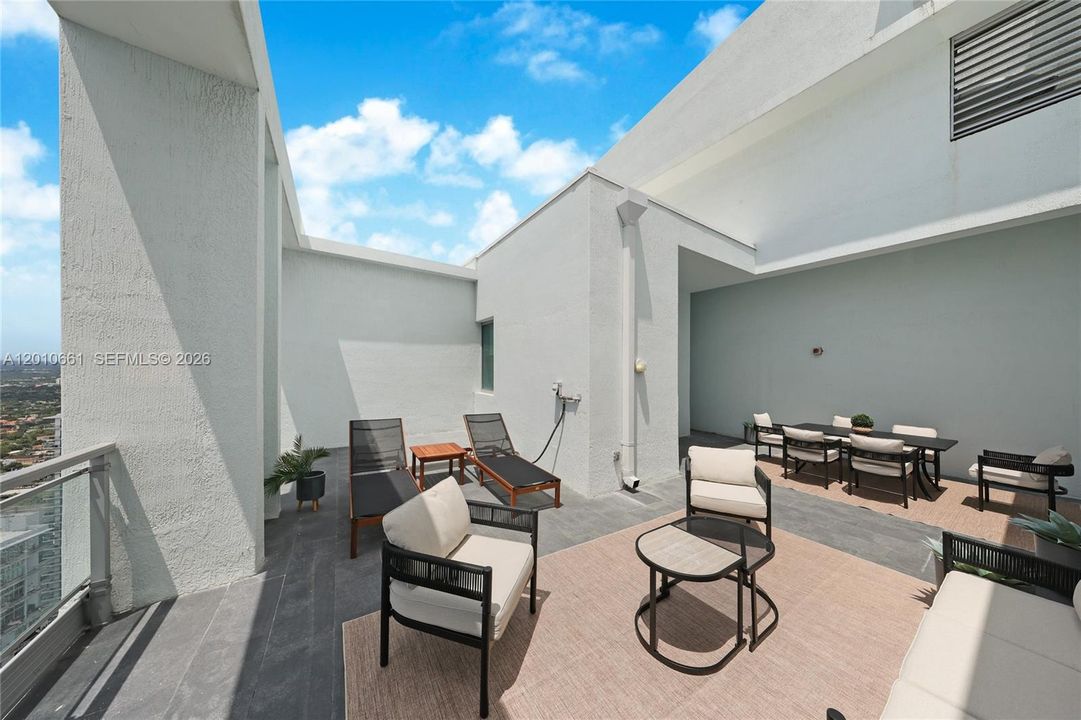 Activo con contrato: $1,490,000 (2 camas, 2 baños, 2048 Pies cuadrados)