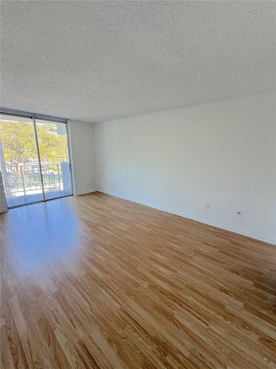 На продажу: $135,000 (1 спален, 1 ванн, 842 Квадратных фут)