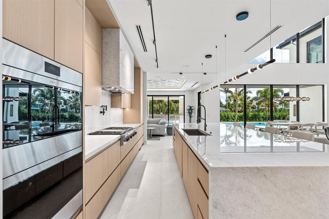 KITCHEN_TO_FAMILY_ROOM_RT