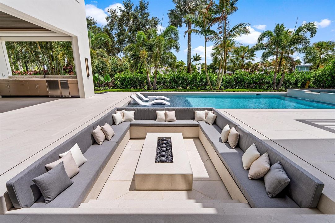 POOLSIDE_SEATING_STRAIGHT