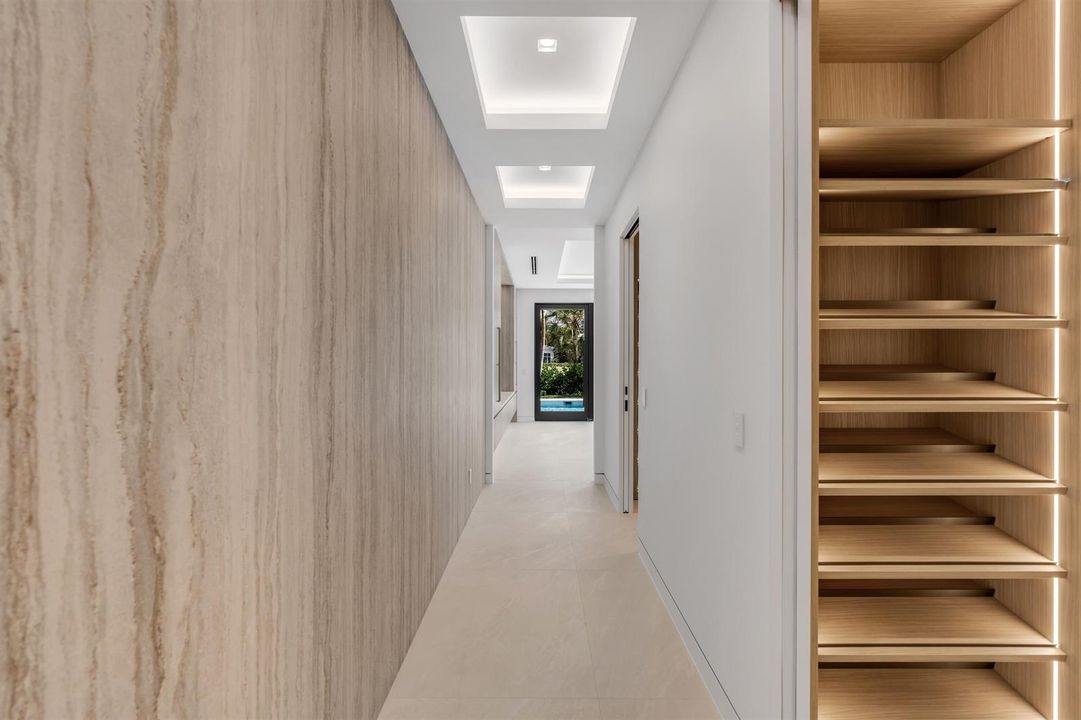 PRIMARY_BEDROOM_HALLWAY
