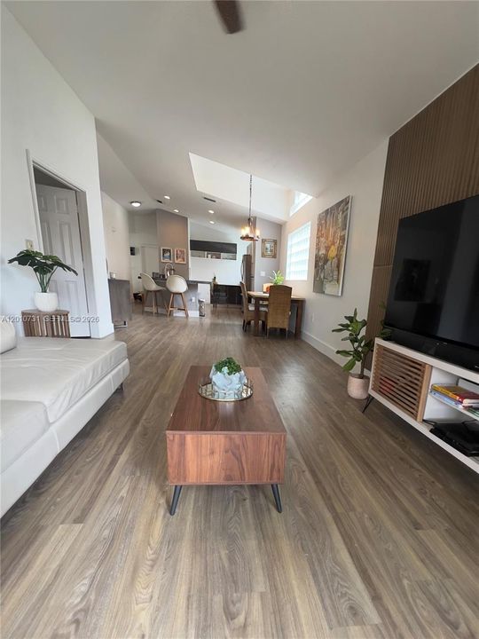 Activo con contrato: $4,200 (3 camas, 2 baños, 1615 Pies cuadrados)