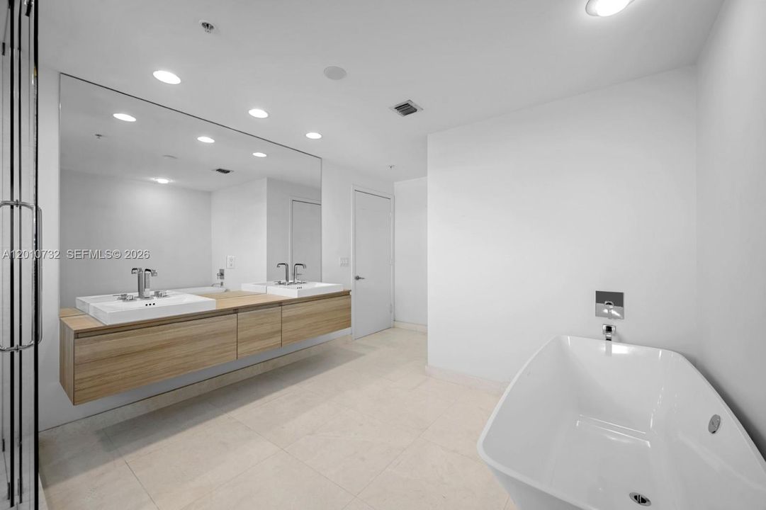 Active With Contract: $5,500 (2 beds, 3 baths, 1756 Square Feet)