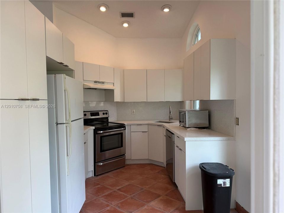 В аренду: $3,500 (3 спален, 2 ванн, 1296 Квадратных фут)