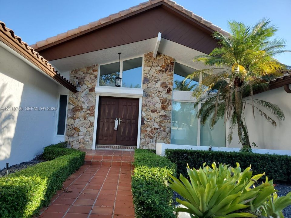 For Sale: $1,600,000 (7 beds, 4 baths, 4133 Square Feet)