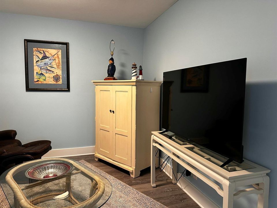 Den / Flex Room