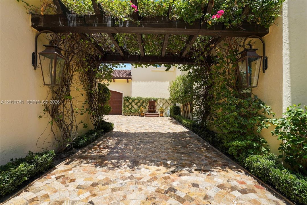 For Sale: $7,500,000 (3 beds, 2 baths, 4619 Square Feet)