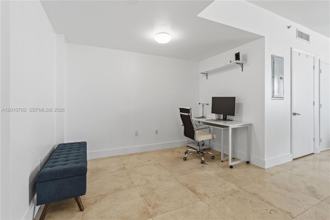 For Sale: $380,000 (1 beds, 1 baths, 768 Square Feet)