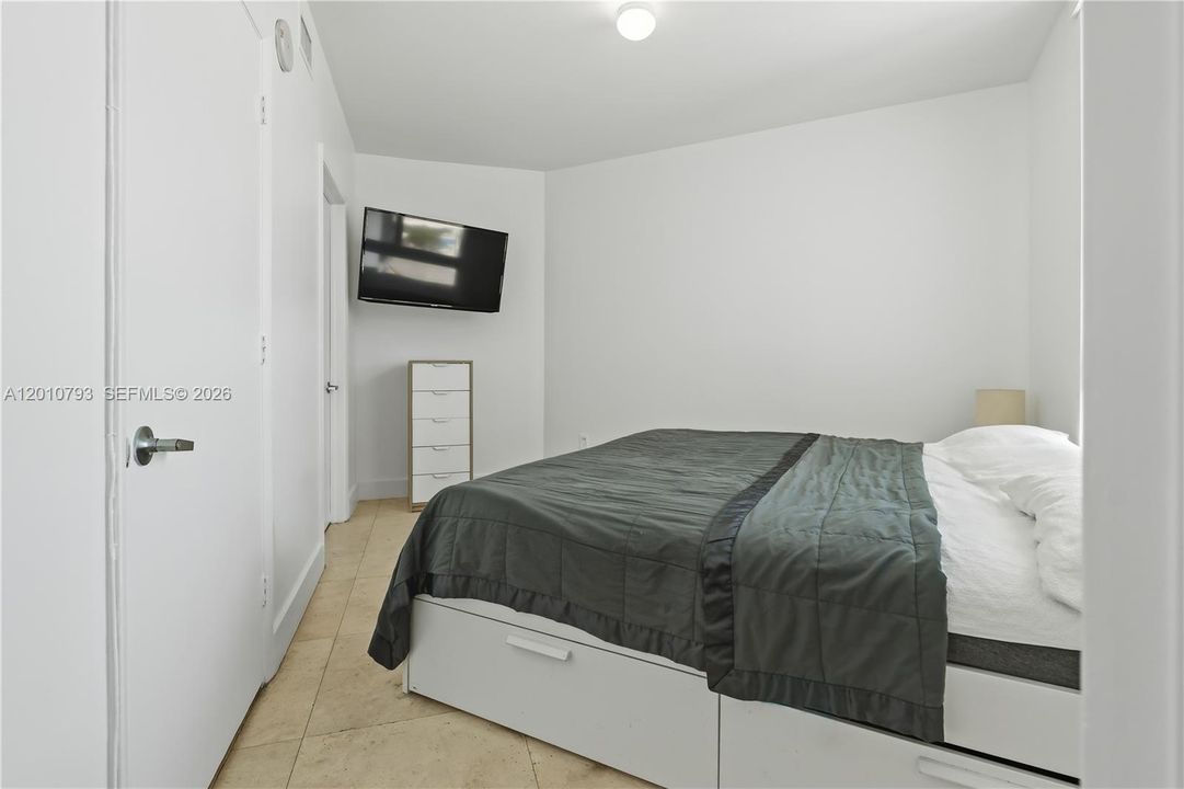 For Sale: $380,000 (1 beds, 1 baths, 768 Square Feet)
