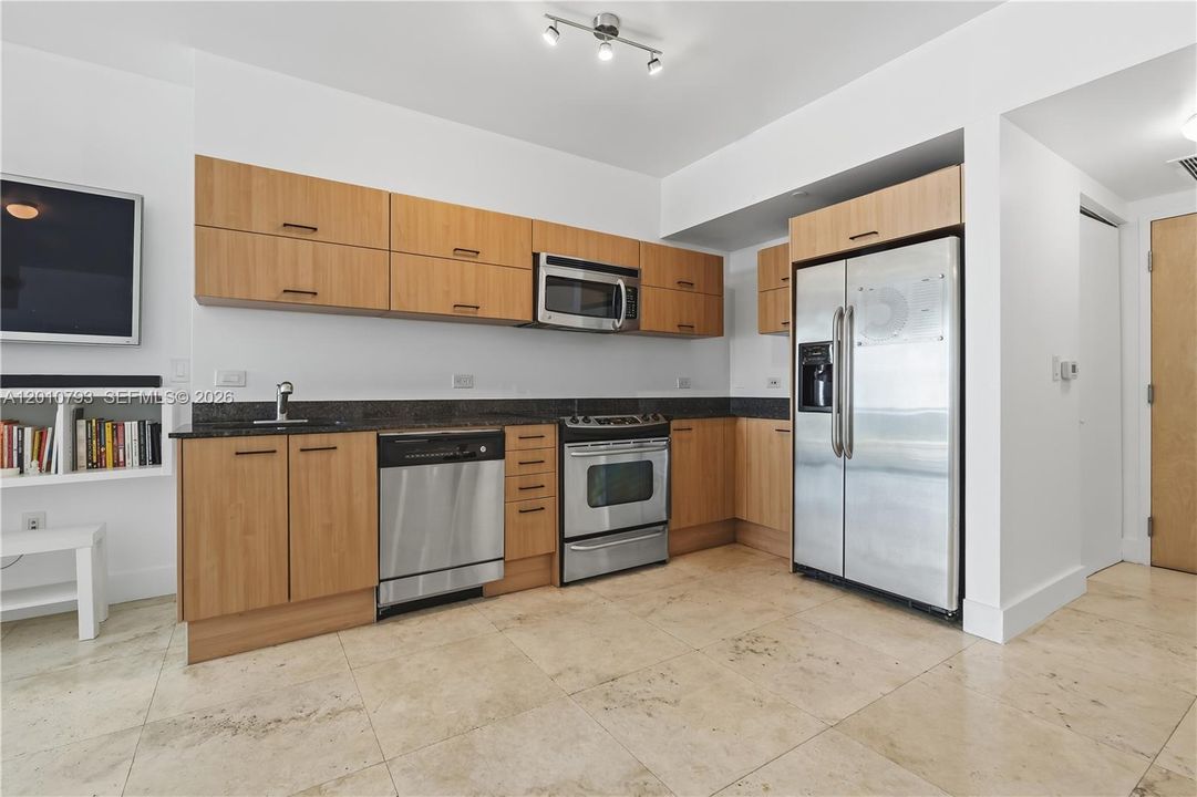 For Sale: $380,000 (1 beds, 1 baths, 768 Square Feet)