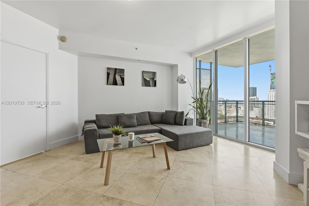 For Sale: $380,000 (1 beds, 1 baths, 768 Square Feet)