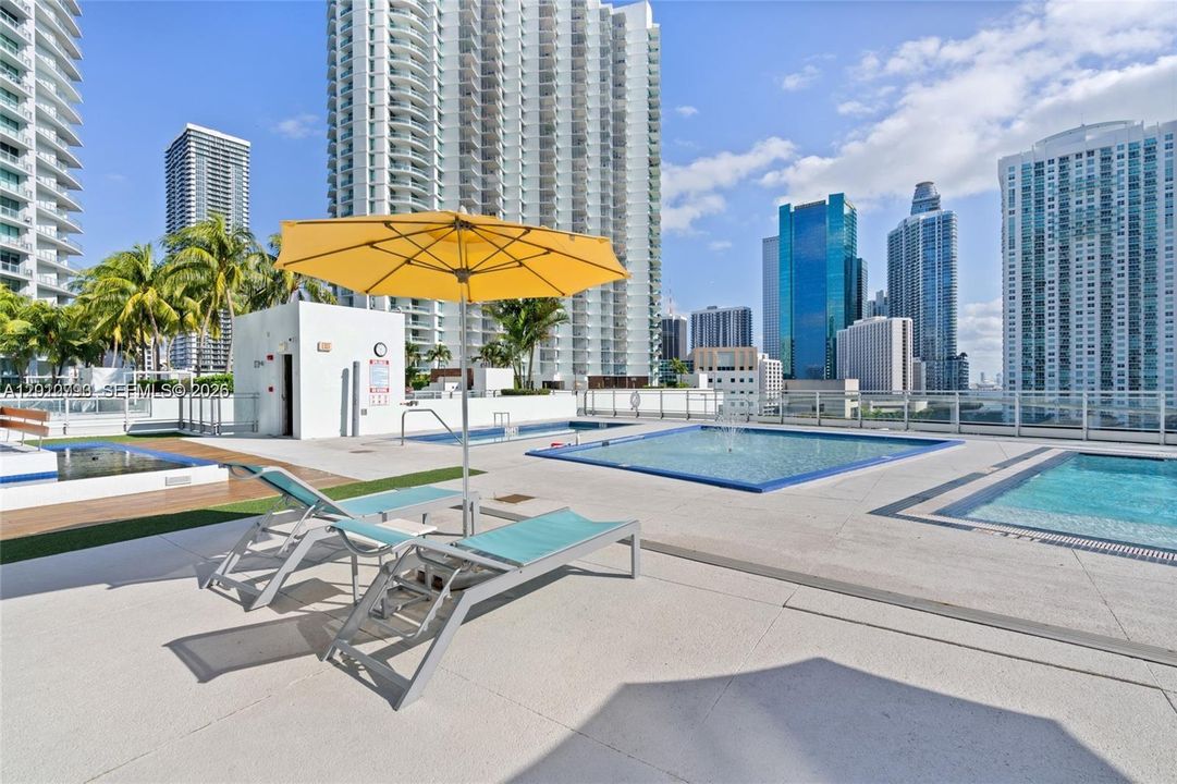 For Sale: $380,000 (1 beds, 1 baths, 768 Square Feet)
