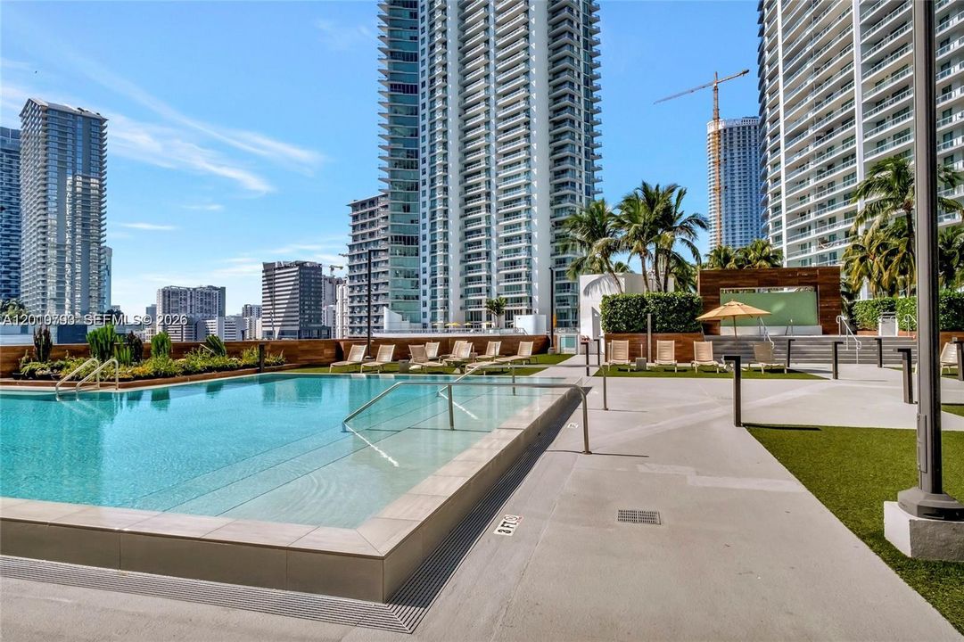 For Sale: $380,000 (1 beds, 1 baths, 768 Square Feet)