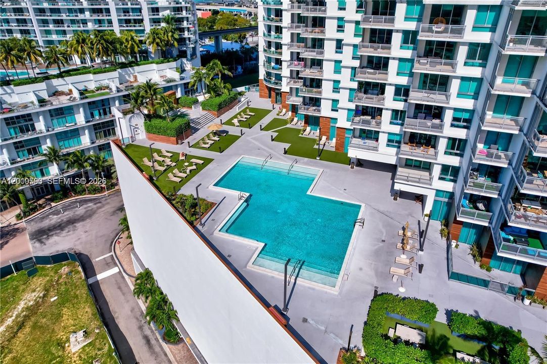For Sale: $380,000 (1 beds, 1 baths, 768 Square Feet)