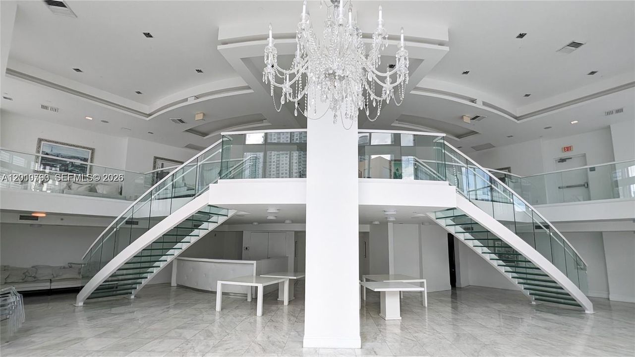 For Sale: $380,000 (1 beds, 1 baths, 768 Square Feet)