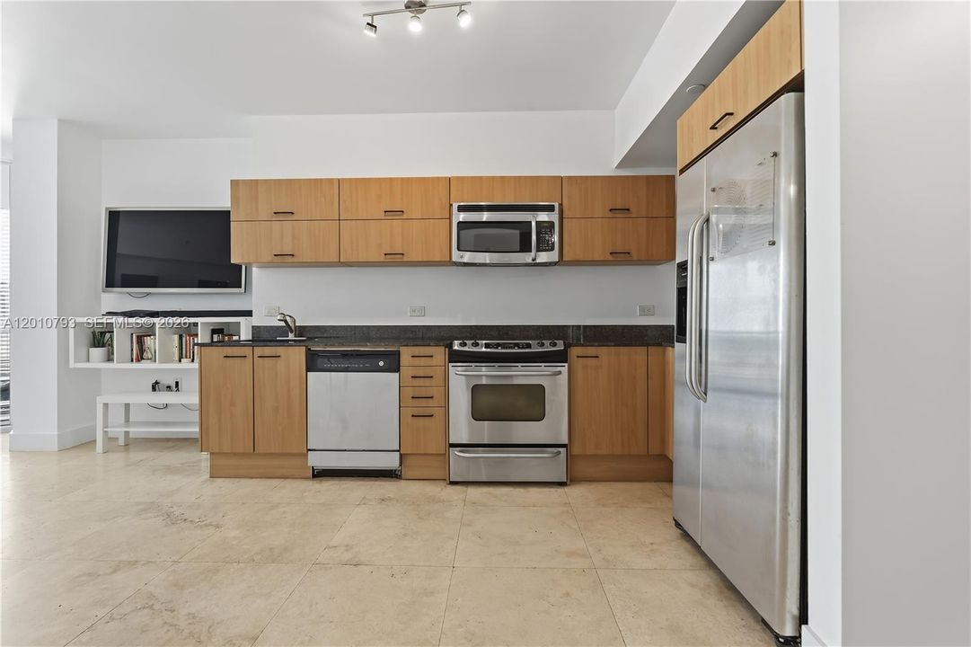 For Sale: $380,000 (1 beds, 1 baths, 768 Square Feet)