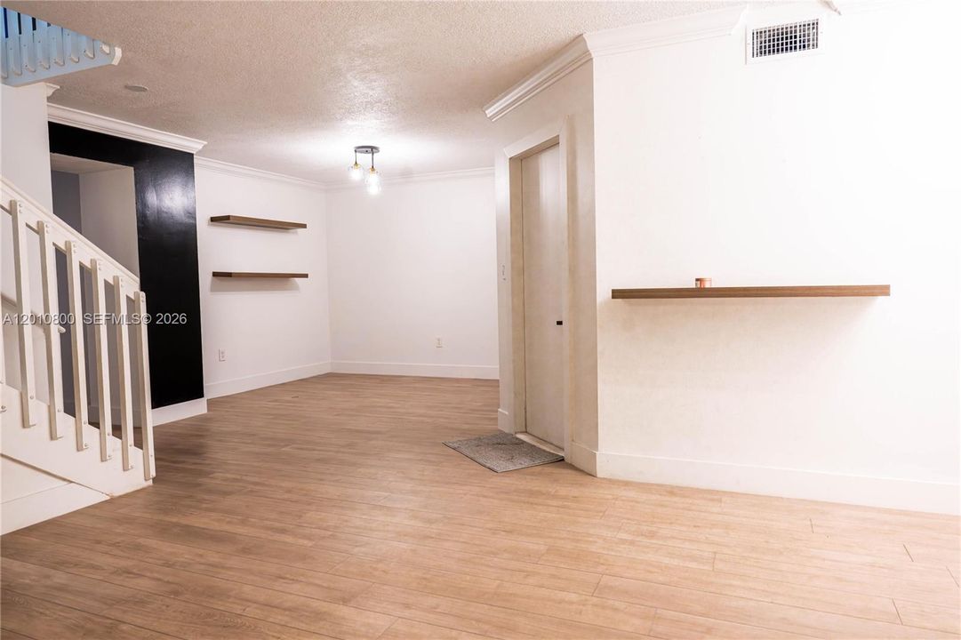Под контрактом: $469,900 (4 спален, 2 ванн, 1782 Квадратных фут)