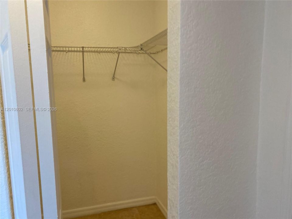 For Sale: $199,999 (1 beds, 1 baths, 575 Square Feet)