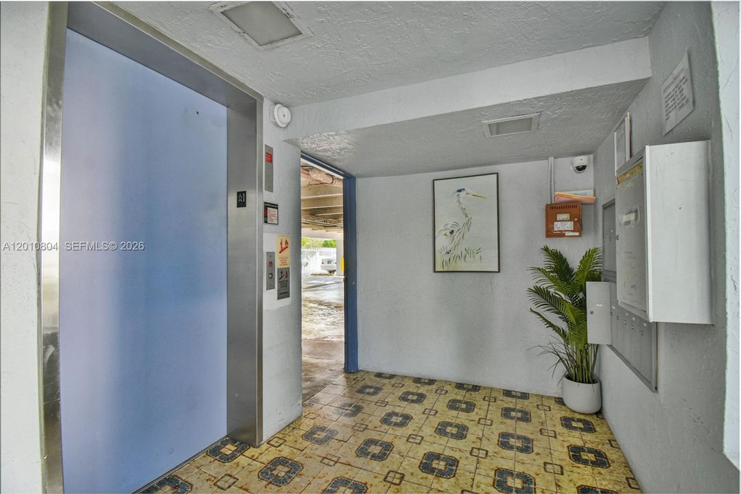 For Sale: $265,000 (1 beds, 1 baths, 703 Square Feet)