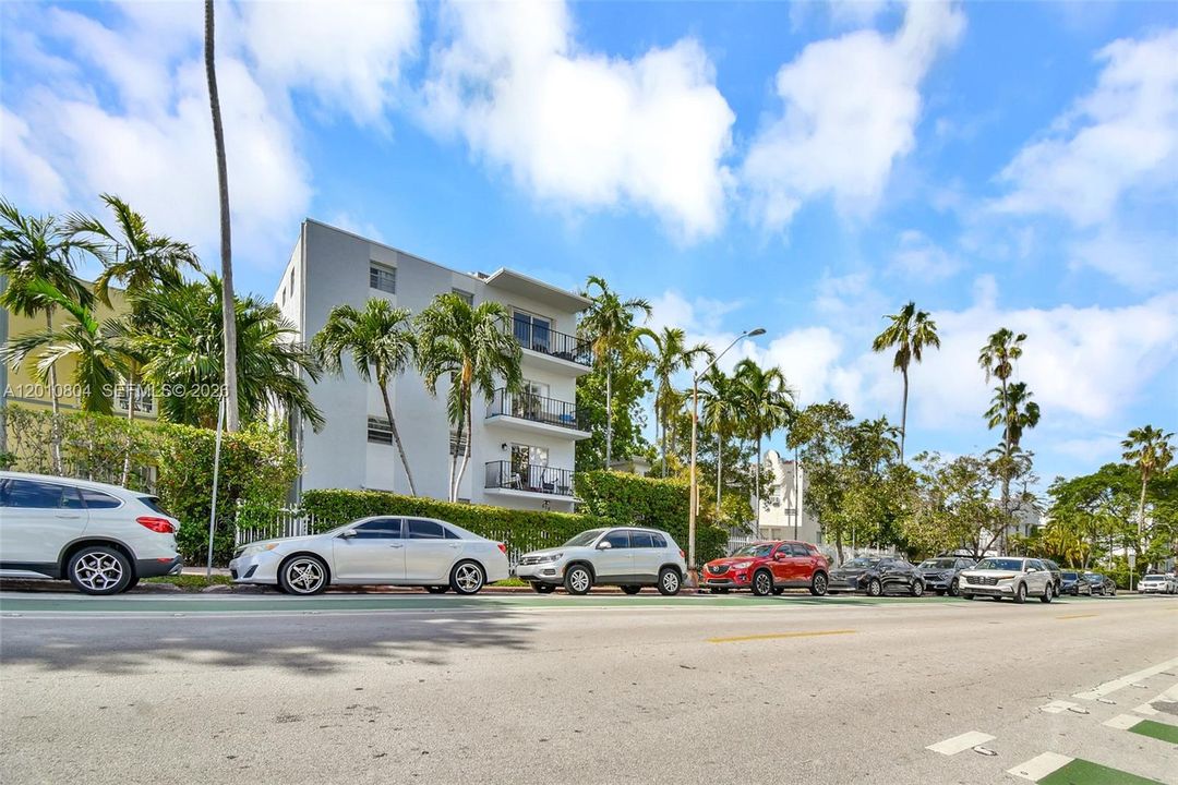 For Sale: $265,000 (1 beds, 1 baths, 703 Square Feet)