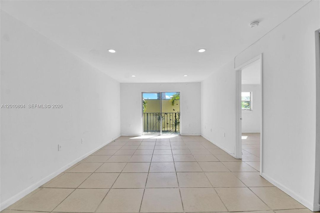 For Sale: $265,000 (1 beds, 1 baths, 703 Square Feet)