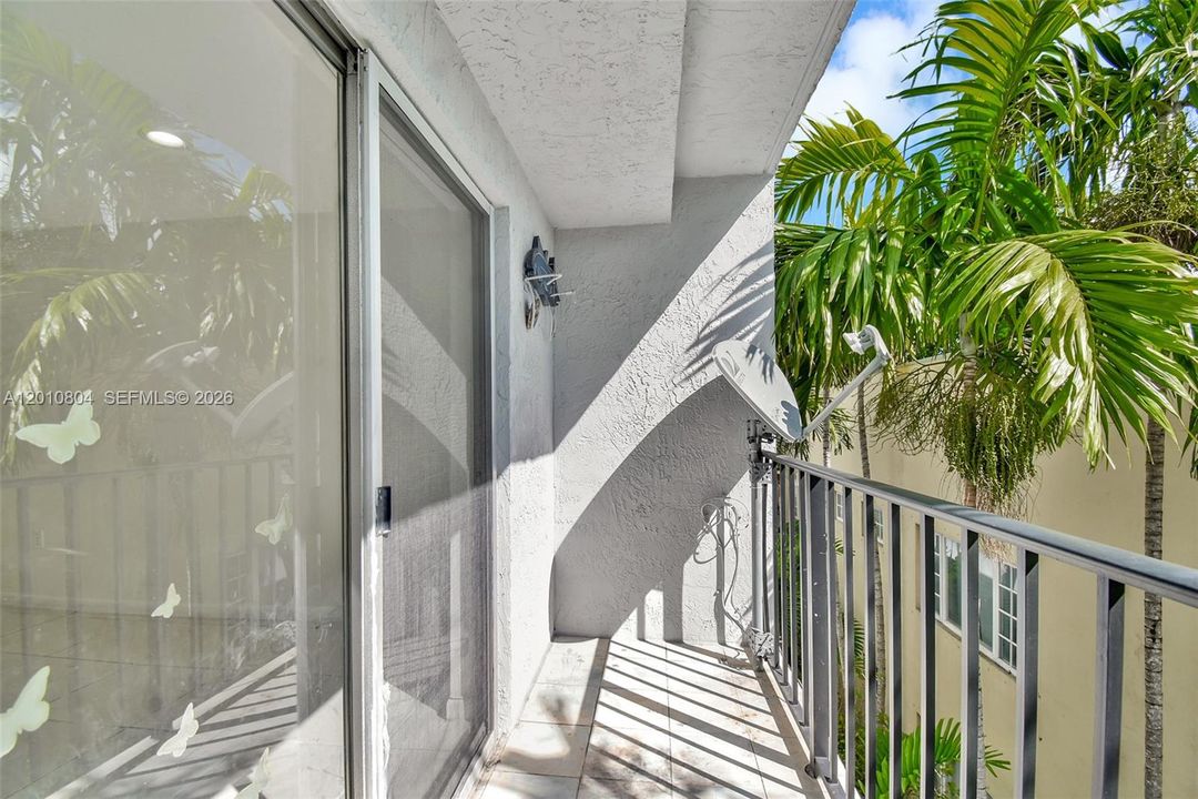 For Sale: $265,000 (1 beds, 1 baths, 703 Square Feet)